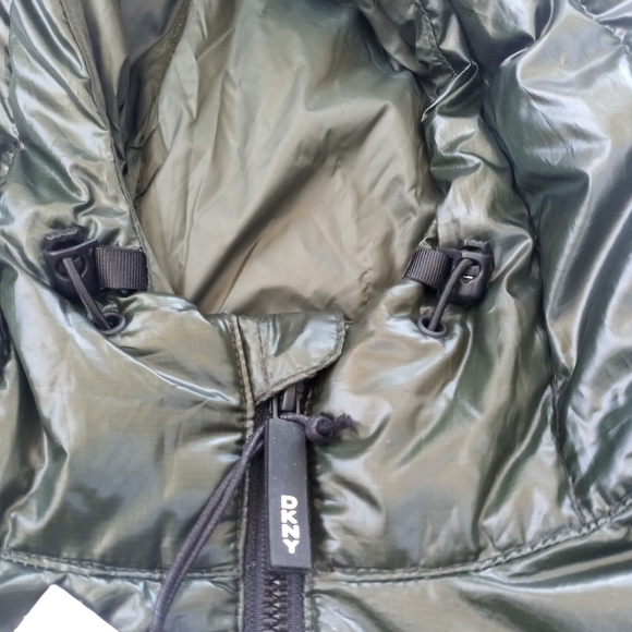 NWT DKNY Men’s Hooded Vest Jacket Puffer Sleeveless Size Small Green. - Picture 6 of 13